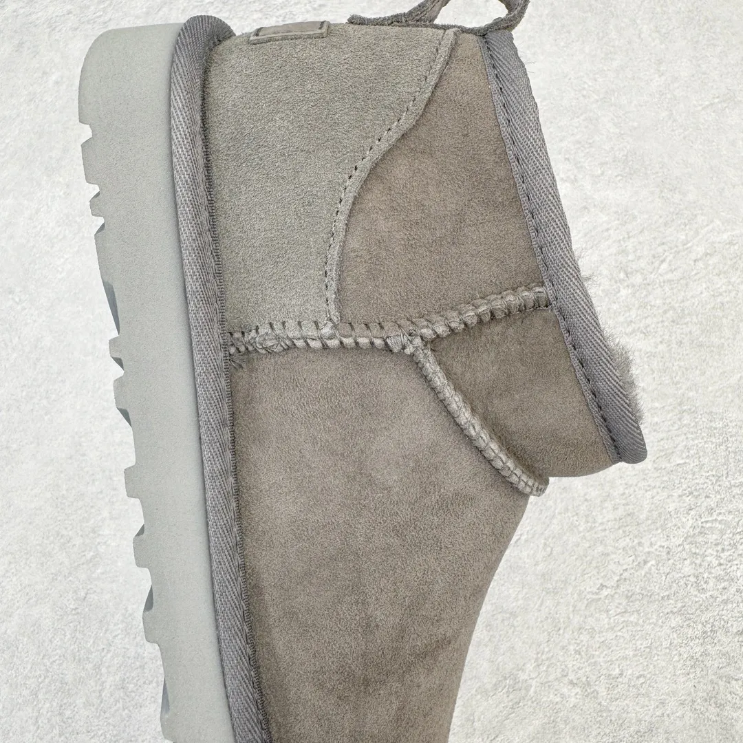 Pick up locally 💰520 UGG 6109 Zhou Dongyu Mini short boots, autumn and winter sheep fur integrated snow boots. All shoes are made from the same factory as ZP. Longfeng A-grade Australian imported sheep fur integrated men's and women's boots. Brand OEM production line. Fully follow the ZP process. OEM original pattern maker. Adhering to the principle of no original shoes and no development selection. Pay attention to every detail. The most authentic version on the market. TREADLITE "light wing" technology outsole. Lightweight/durable/flexible/pile type 35 36 37 38 39 40 41 42 43 44 45 Coding: by2936060